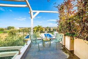 A balcony with a pool, two chairs, and a table with a bottle and glasses. - Boutique Room 4 with Pool, Garden, SPA, Scorrano, Italy (Scorrano)