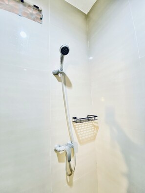 Bathroom - V Canggu Dormitory (Canggu)