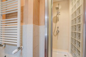 Shower, hair dryer, bidet, towels - Volpedo Loft, Milano, Italy (Milano)