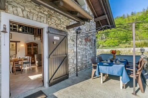 Outdoor dining - Il Borgo Del Vergante Casa Maria, Nebbiuno, Italy (Nebbiuno)