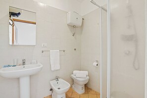 Shower, hair dryer, bidet, towels - Residence Argentiera Studio for two, Miniera dell’Argentiera, Italy (Miniera dell’Argentiera)