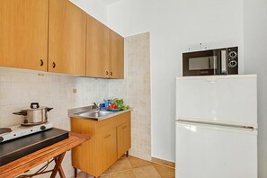Fridge, microwave, stovetop, coffee/tea maker - Residence Argentiera Studio for two, Miniera dell’Argentiera, Italy (Miniera dell’Argentiera)