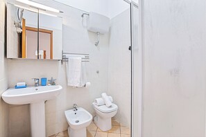 Shower, hair dryer, bidet, towels - Residence Argentiera Studio 1- Sea View, Miniera dell’Argentiera, Italy (Miniera dell’Argentiera)