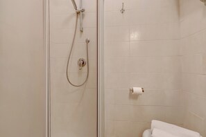 Shower, hair dryer, bidet, towels - Residence Argentiera Studio 2 Standard, Miniera dell’Argentiera, Italy (Miniera dell’Argentiera)