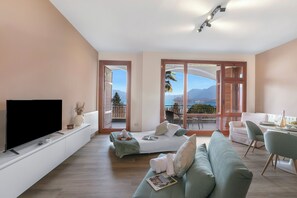 TV, stereo - Lake View Escape With Pool, Stresa, Stresa, Italy (Stresa)