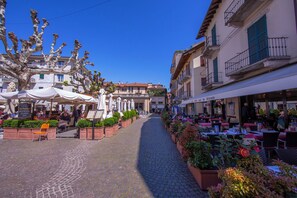 Outdoor dining - Lake View Escape With Pool, Stresa, Stresa, Italy (Stresa)