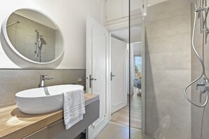 Shower, hair dryer, bidet, towels - Lake View Escape With Pool, Stresa, Stresa, Italy (Stresa)