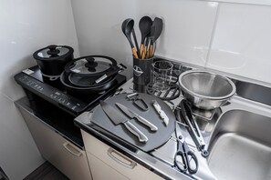 Apartamento | Cozinha privada | Geladeira, micro-ondas, cooktop, talheres/pratos/utensílios de cozinha