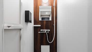 Apartment | Bathroom | Combined shower/tub, free toiletries, hair dryer, slippers
