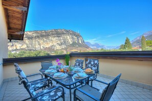 Outdoor dining - Agritur Laura- Sogno zen 6, Torbole sul Garda, Italy (Torbole sul Garda)