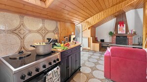 Eine Küche mit Herd, Backofen und Holzausstattung.