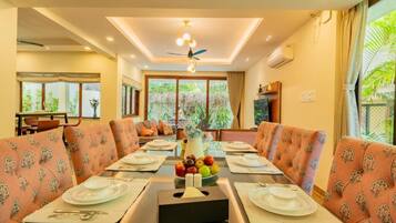 Villa Luxe, balcon, vue piscine | Restauration