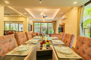 Luxury-Villa, Balkon, Poolblick | Speisen