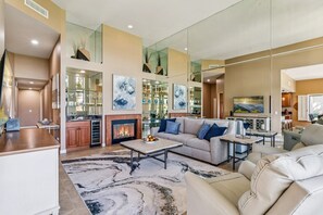 TV, fireplace - PGA West! On the 14th hole of the Stadium Course! (La Quinta)