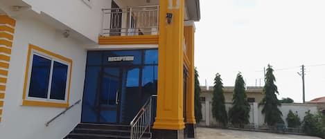 Un edificio con recepción, escalera y balcón.