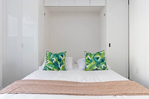 Room - Walk to Shaker Sq | Sleeps 3 | Free Parking/WiFi (Cleveland)