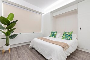 Desk, iron/ironing board, WiFi, bed sheets - Accessible Unit|Walk to Shaker Sq|Sleeps 3|Free Parking/WiFi (Cleveland)