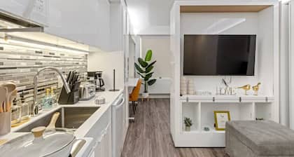 Accessible Unit|Walk to Shaker Sq|Sleeps 3|Free Parking/WiFi