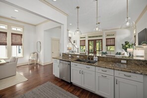 Interior - Sage & Sand: Golf Cart, Bikes & Pickleball (Santa Rosa Beach)