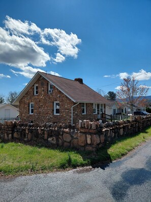 A stone house with a gabled roof, a stone wall, and a gravel driveway. - Private 3BR - Minutes to Shenandoah National Park & Massanutten! Bring your Pup! (Shenandoah)