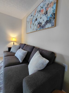 Smart TV, fireplace - Private 3BR - Minutes to Shenandoah National Park & Massanutten! Bring your Pup! (Shenandoah)