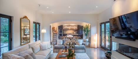 Smart TV y chimenea