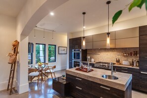 Fridge, microwave, oven, stovetop - Estate Home in the Heart of Sonoma - Pool, Jacuzzi & Serene Gardens (Sonoma)