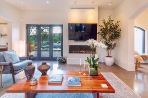 Smart TV, fireplace - Estate Home in the Heart of Sonoma - Pool, Jacuzzi & Serene Gardens (Sonoma)