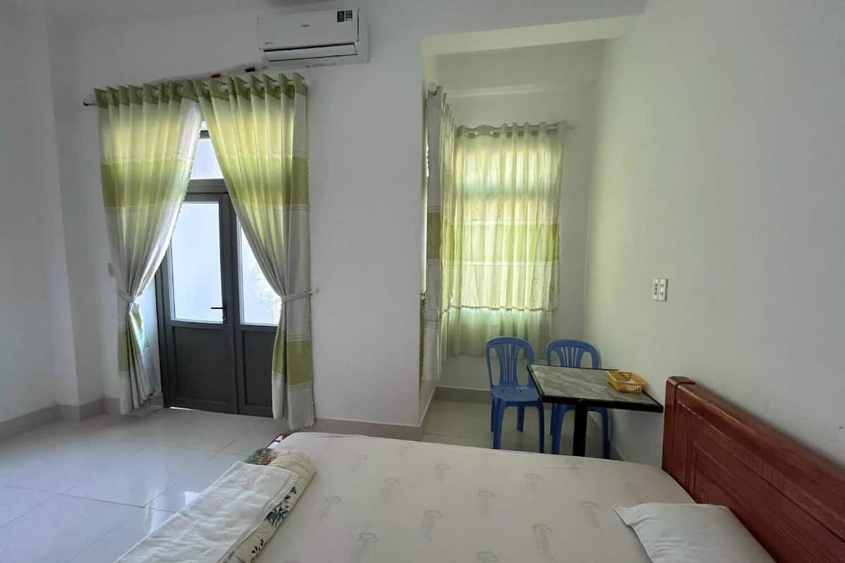 Studio phong cách cổ điển, ban công, quang cảnh thành phố