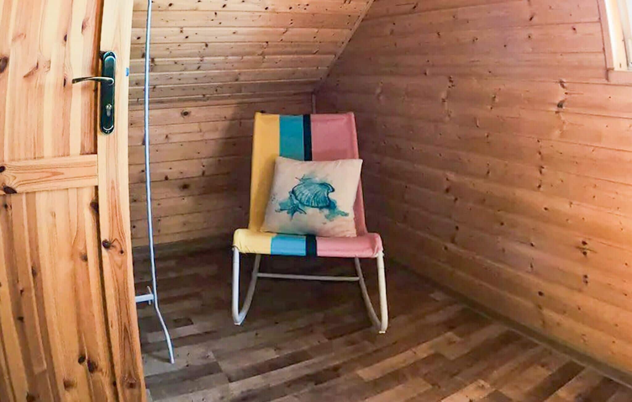 En inredning i trä med en stol och en dörr.