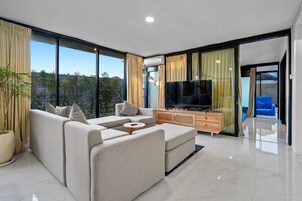 Attico, camere multiple, piscina privata | Area soggiorno