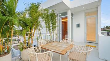 Deluxe-Apartment, 5 Schlafzimmer, eigener Pool | Speisen im Freien