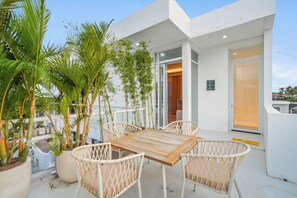 Departamento Deluxe, 5 habitaciones, alberca privada | Restaurante al aire libre