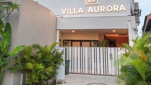 Un edificio moderno con un cartello che riporta 'VILLA AURORA'.