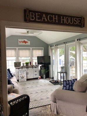 Living area - Charming Cape Escape in Gateway Isles Yarmouth (Yarmouth)