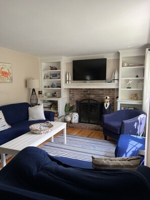 Living area - Charming Cape Escape in Gateway Isles Yarmouth (Yarmouth)