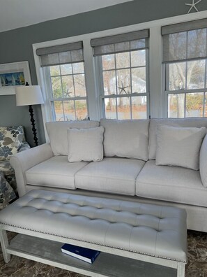 Living area - Charming Cape Escape in Gateway Isles Yarmouth (Yarmouth)