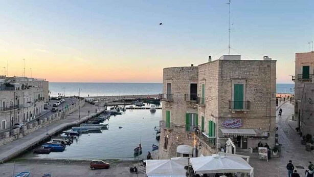 A coastal town with a marina, stone buildings, and a clear view of the sea. - Studio directly in the historic center (Giovinazzo)