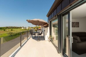 Outdoor dining - Holiday apartment with pool and Wi-Fi (Funtana)