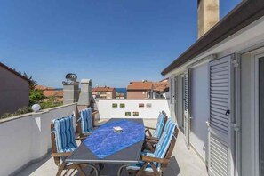 Outdoor dining - Holiday apartment with Wi-Fi and balcony (Dajla)