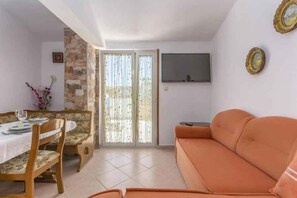 TV - Holiday apartment with Wi-Fi and balcony (Dajla)