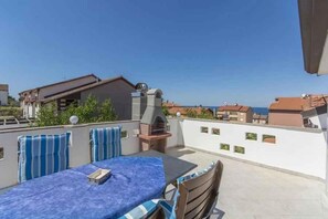 Outdoor dining - Holiday apartment with Wi-Fi and balcony (Dajla)