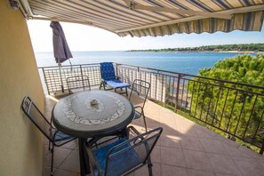 Outdoor dining - Holiday Apartment Lovely Apartment Bencic with Balcony and Sea View (Novigrad)