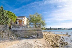 Property grounds - Holiday Apartment Lovely Apartment Bencic with Balcony and Sea View (Novigrad)