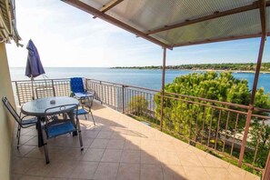 Outdoor dining - Holiday Apartment Lovely Apartment Bencic with Balcony and Sea View (Novigrad)