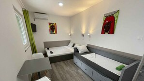 A compact room with a bed, a desk, and a chair. - Studio with air conditioning and Wi-Fi near the water (Balatonlelle)
