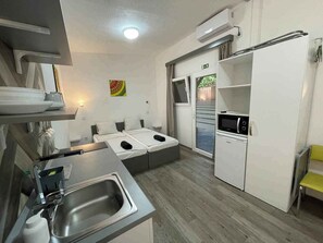 Refrigerador, microondas, placa de cocina, cafetera/tetera