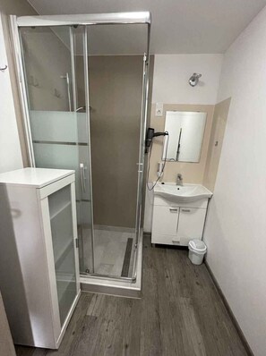 Bathroom - Studio near the water with large terrace, air conditioning and Wi-Fi (Balatonlelle)