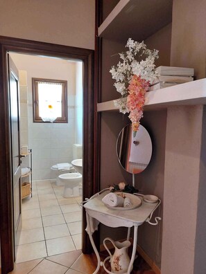 A bathroom with a toilet, bidet, and a mirror on a wall. - Holiday flat with magical terrace (Lucinasco)