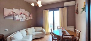 TV - Holiday flat with magical terrace (Lucinasco)